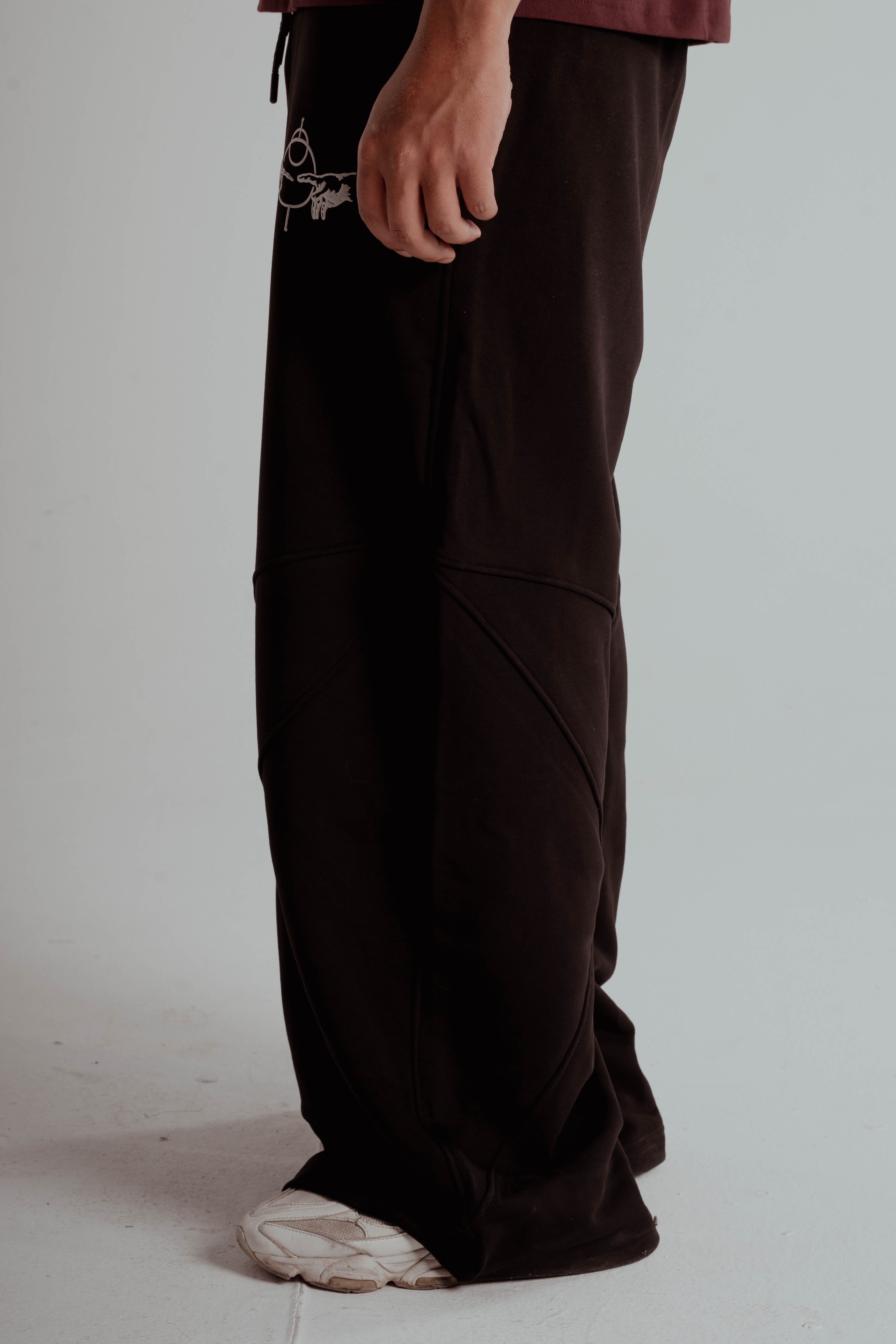BLACK GROOVE SWEATPANTS