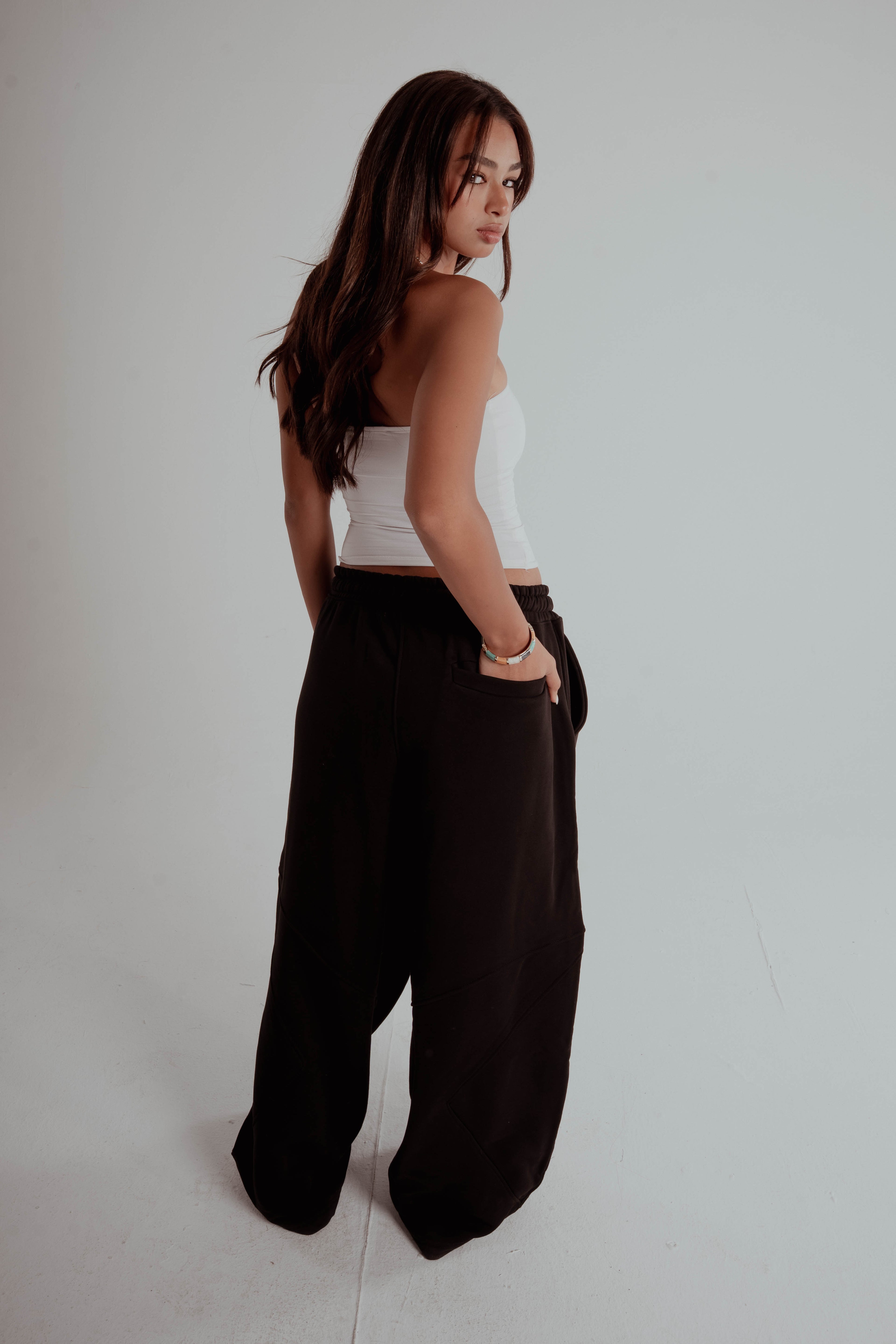 BLACK GROOVE SWEATPANTS